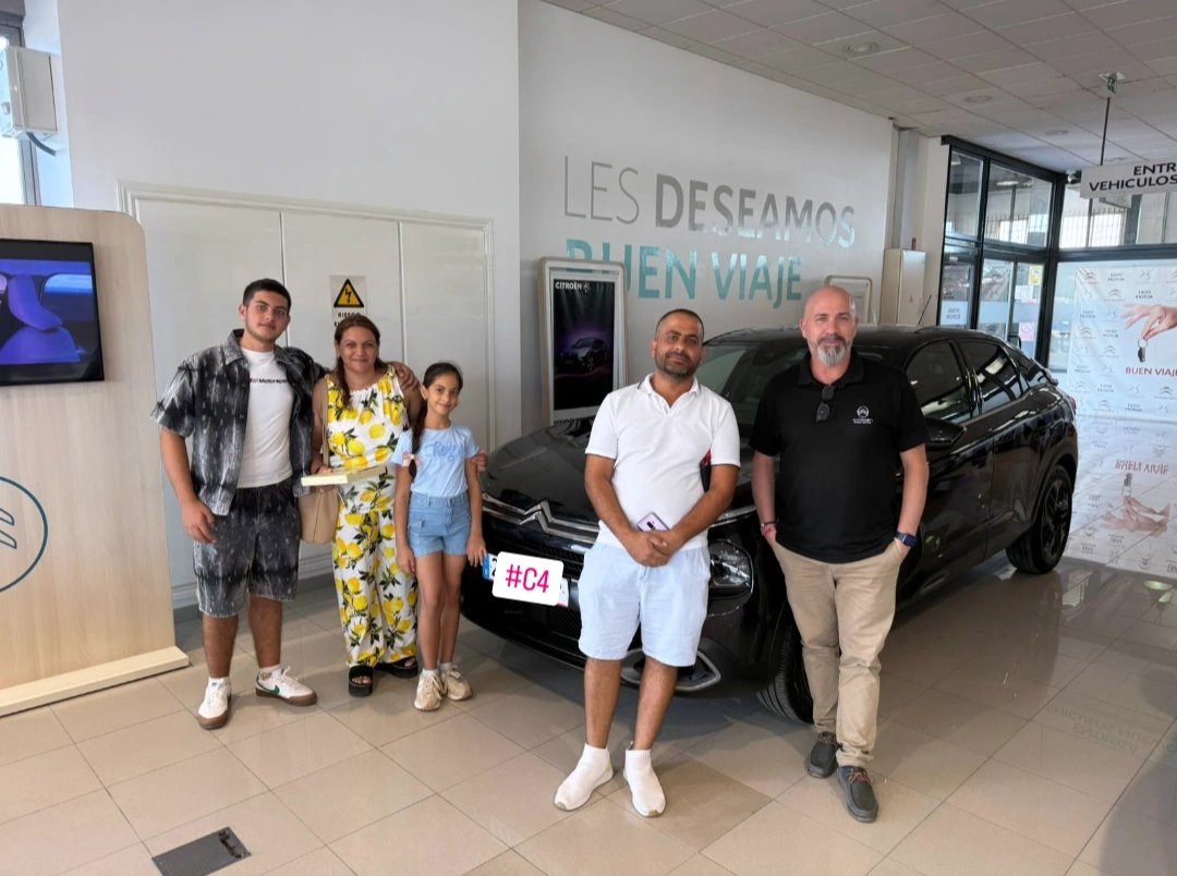 SpoticarA's tweet photo. #Entregas
😁Aleksandar y su familia ya disfrutan su #C4.✌️
😉Gracias por confiar en #SpoticarElEjido de #EjidoMotor para #comprarcocheenAlmería.👍
😎Ya podéis decir #MiCitroënesdeEjidoMotor.
Hace la entrega nuestro compañero Jose María.
#SpoticarenAlmería #SpoticarAlmería https://t.co/zzHZycVmFn