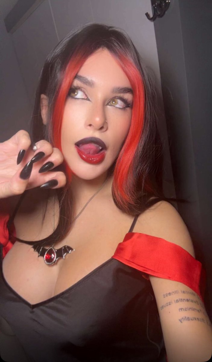 veronica_v089's tweet photo. Bat 🦇 lady 🤭🤭🤭you are safe your hero is here 🌹 https://t.co/VzvXFI32PY