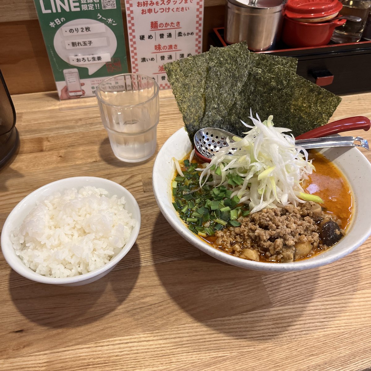 先日いただいた麺GO屋白石店さんの超山椒(塩+ランチタイムの無料ライス)。蓮根や大根よりもっと軽くシャクシャク噛める何かを含む肉味噌の食感が面白美味しかったです。正体尋ねればよかったな…