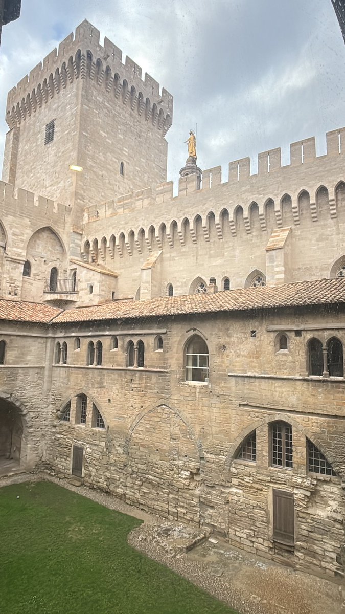 madamedefrances's tweet image. 235 ans de république, et la France n’a jamais été aussi divisée.

Mille ans de royauté, et elle était unie, forte, respectée.

On a troqué la foi contre les slogans,
la couronne contre le chaos.

Le vrai progrès, ce serait de retrouver notre source. ⚜️

#Royalisme…