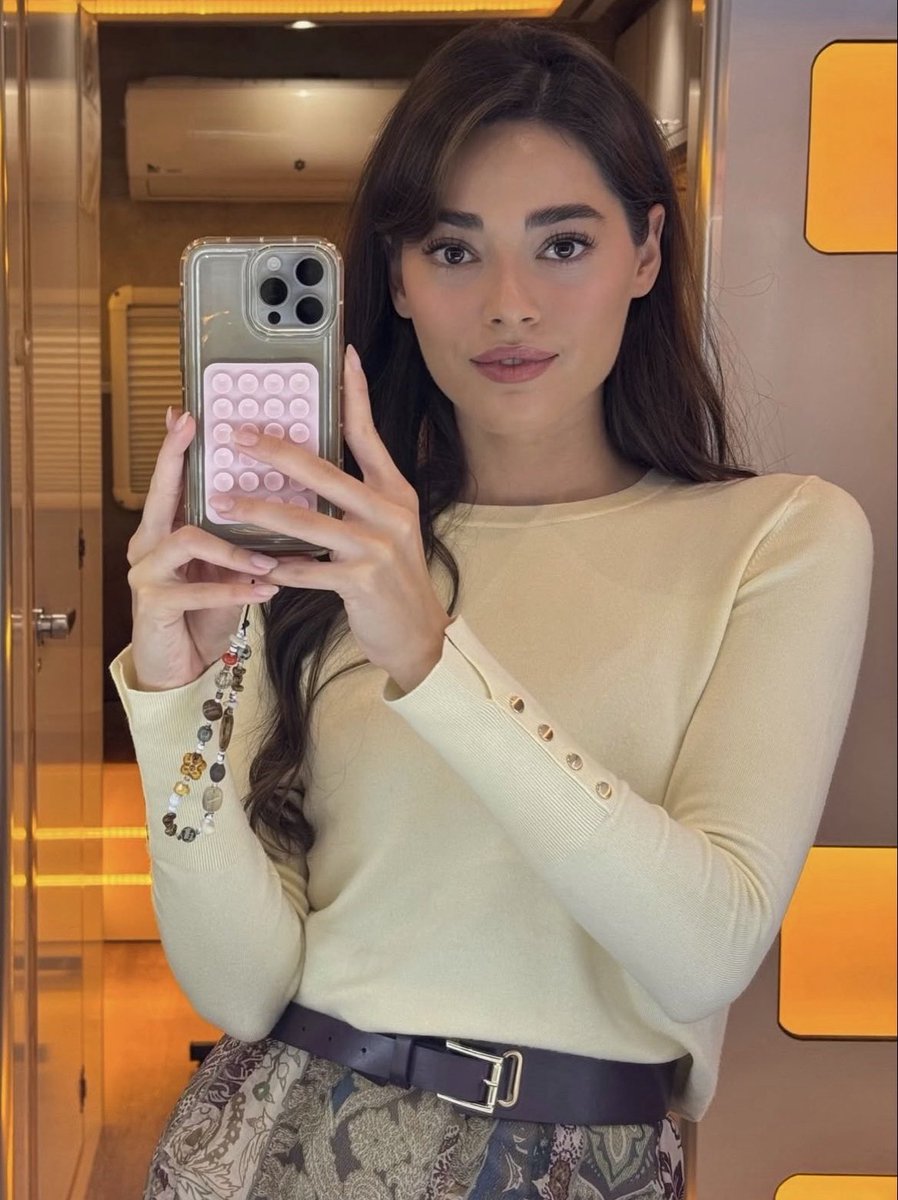 huyde12's tweet image. Simay Barlas 🌟