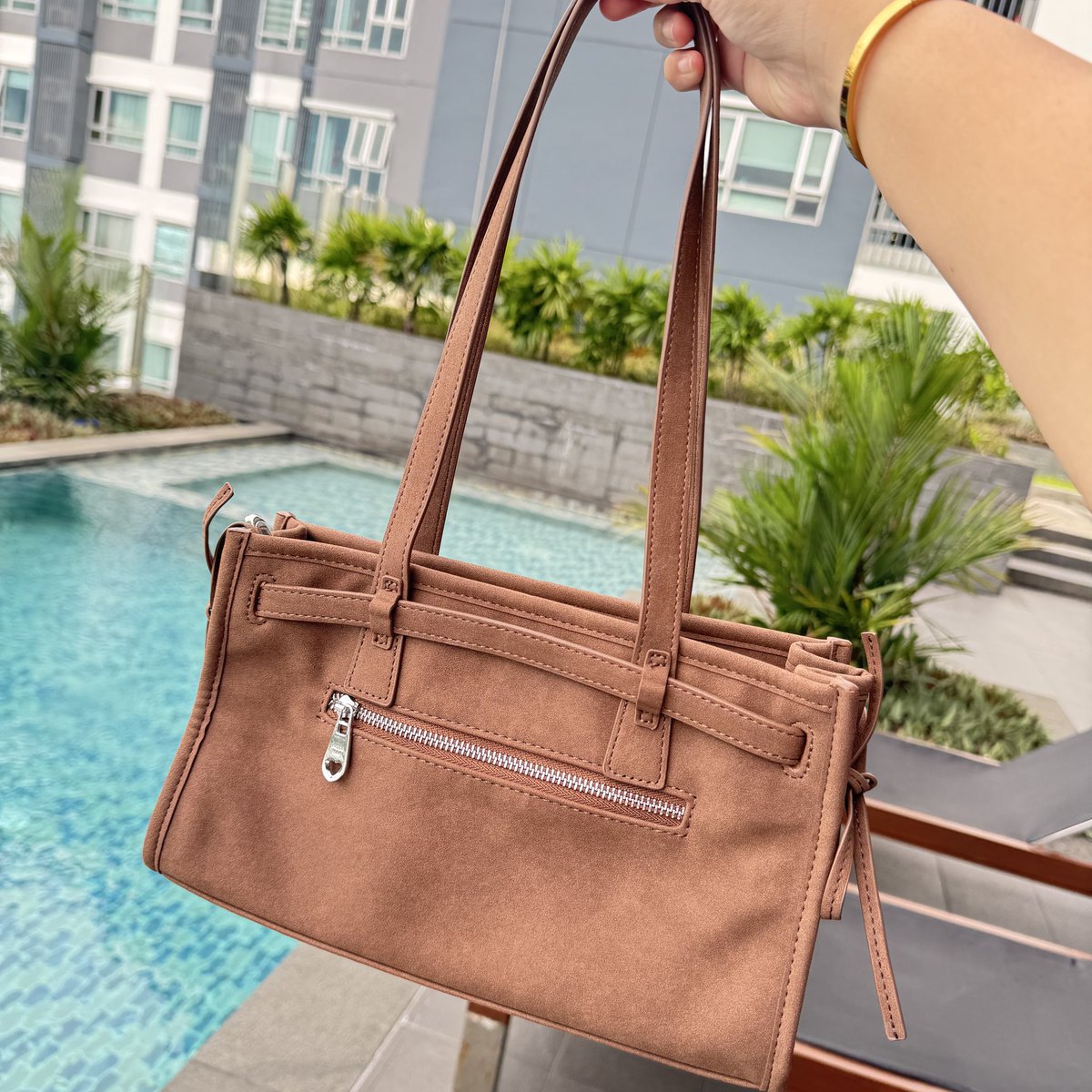 กระเป๋าโทนน้ำตาลยอดฮิต🤎 แบรนด์รักแบรนด์เดิมที่ใช้มาตลอด #kappabkk รุ่น Mini Bobbi Bag✨ เป็นใบที่หยิบมาใช้ได้บ่อย โทนน้ำตาลเข้ากับทุกลุค อย่างเราคือสะพายไปเรียนได้สบายๆ จุของได้เยอะตามสไตล์ kappa.bkk เป็นสีที่ควรเก็บมากก รุ่นนี้คือต้องมี!!

พิกัด: s.shopee.co.th/8zwQFwTIUh