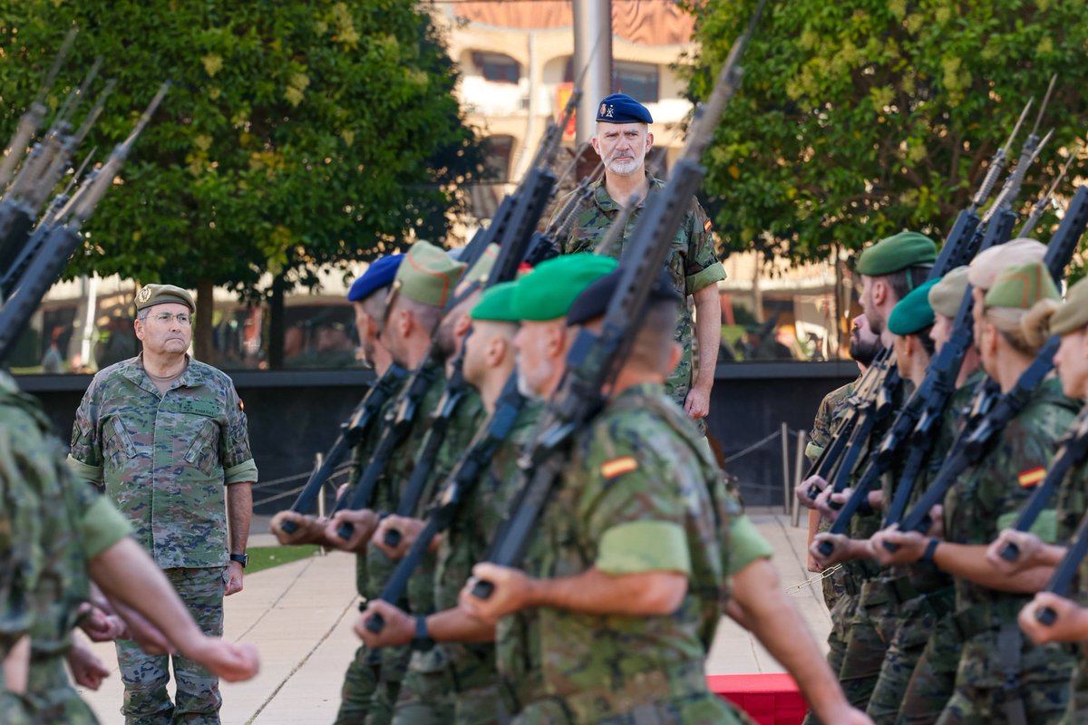 👑 El Rey Felipe VI ha sido recibido con honores en el acuartelamiento “Barón de Warsage” de Calatayud, donde ha visitado la Academia de Logística del Ejército de Tierra y saludado al personal militar y civil.
#Felipe6Une #EjércitodeTierra #Calatayud