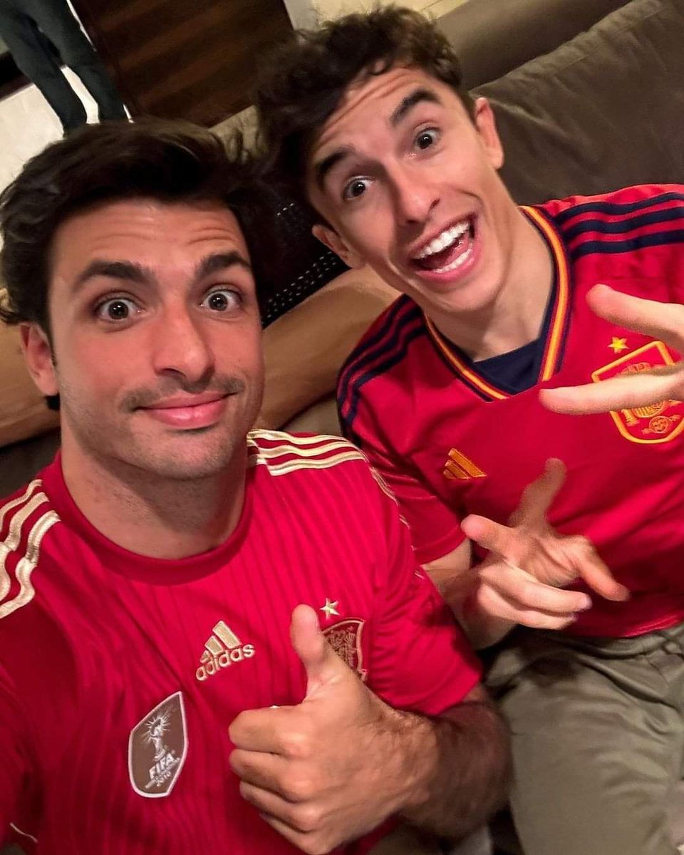 SoyMotor's tweet photo. 🔥Carlos Sainz: "Marc Márquez es el Ayrton Senna de MotoGP"

🤩"Es el número uno"

🤩"El día que Márquez se retire y pasen los años, todo el mundo le recordaremos como el más carismático, algo parecido a lo que es Senna en la #F1"

#MotoGP https://t.co/wZmAShJsFa