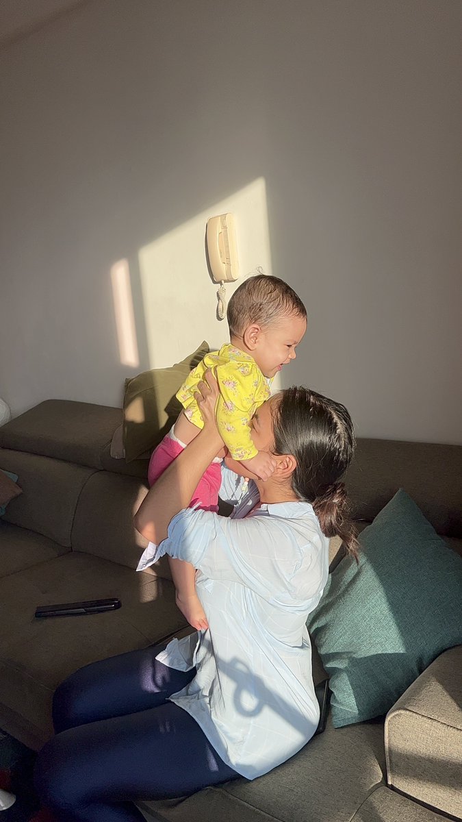 farahfox92's tweet photo. Now, I’m not training to be smaller. I’m training to be stronger. To have energy for my kid. To feel confident again. And honestly… building my glutes became my fav part 🍑 Because who says moms can’t look and feel strong and feminine? https://t.co/oC8I6KqRyH