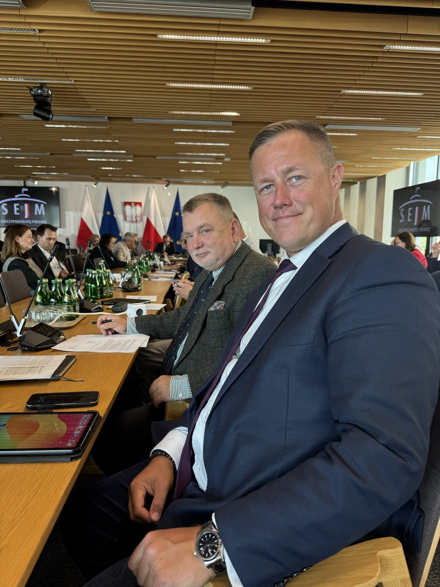 KOMISJA ŚRODOWISKA – Wraz z <a href="/A_Zapalowski/">Andrzej Zapałowski</a>, <a href="/krzysztofmulawa/">Krzysztof Mulawa</a> i <a href="/DawidKrupczak/">Dawid Krupczak</a> uczestniczymy w posiedzeniu, podczas którego przedstawiana jest informacja o funkcjonowaniu systemu kaucyjnego oraz planowanym wdrożeniu systemu rozszerzonej odpowiedzialności producenta (ROP).

Link do