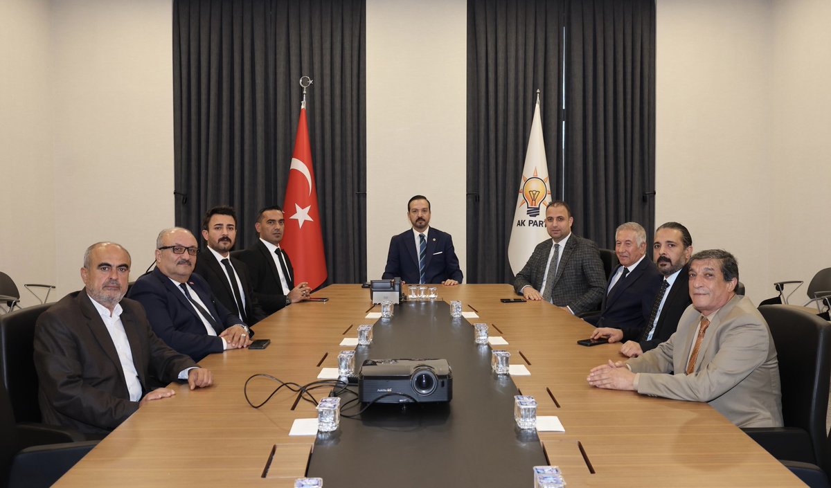 Halep Milletvekili olarak Suriye Parlamentosuna seçilen Tarık Sülo Cevizci ve Suriye’den Türkmen kardeşlerimizi Genel Merkezimizde ağırladık. 

Suriye’nin toprak bütünlüğü ve istikrarı için Türkmenlerin temsili ve iradesi büyük bir önem taşımaktadır. 

🇹🇷Biz de onların