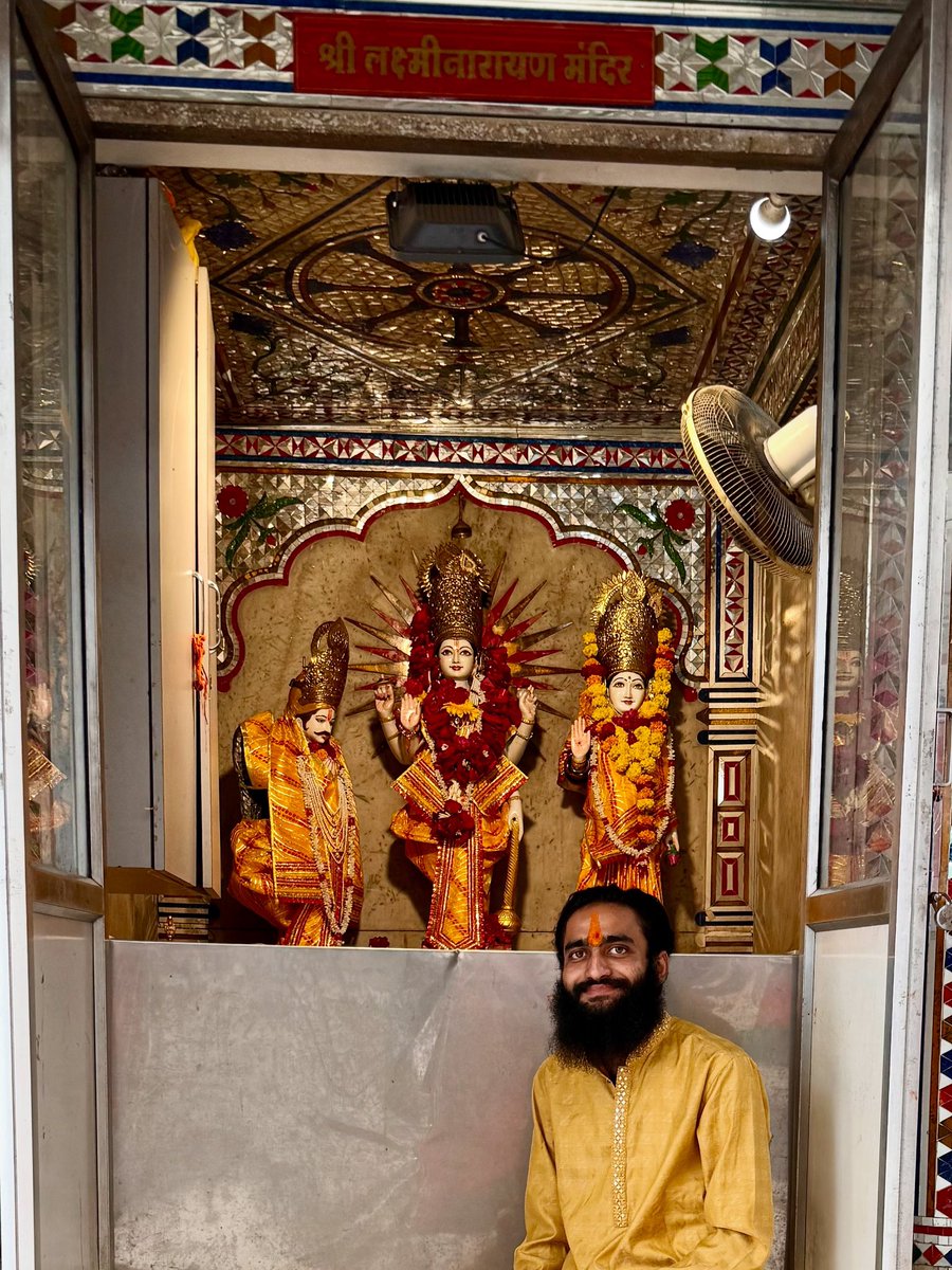 RaghavShuk29954's tweet image. *“सियाराम मय सब जग जानी, करहुँ प्रनाम जोरी जुग पानी”

यह पंक्ति हमें सिखाती है कि जब हम हर जीव और हर वस्तु में ईश्वर का अंश देखते हैं, तब द्वेष मिट जाता है।
रामभक्ति हमें नम्रता, समता और प्रेम की राह पर ले जाती है।
#explorpage #instapost #laxminarayan #relatable #prabhu #sitaram