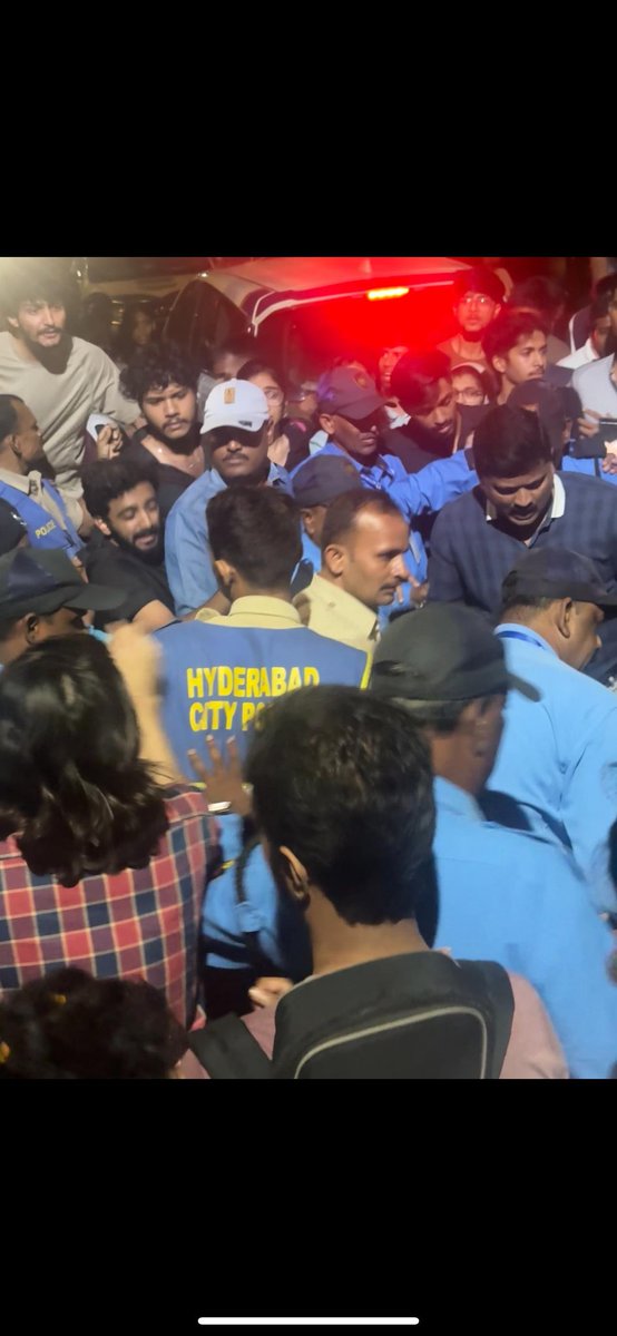 kparveen2005's tweet photo. I condemn Darrest ofD Students of #EFLU who weredemonstrating Pro- palestine yesterday.
Police manhandled even the girl students
EFLU Student Leaders Booked with Non-bailable Charges After Peaceful Palestine Solidarity March Turns Violent Amid ABVP Attack and Police Crackdown* https://t.co/cviEzgbPNy
