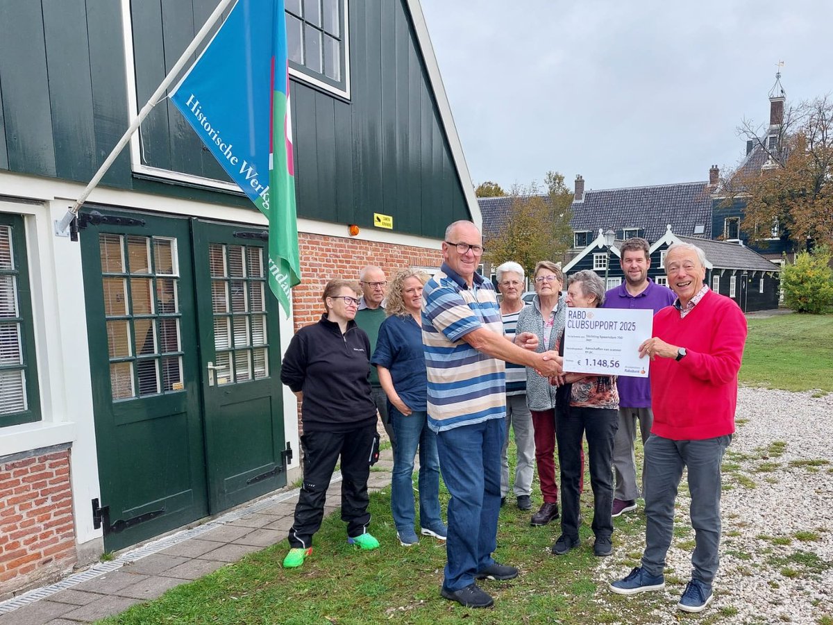 Bij hun prachtige historische plek, de timmerloods bij het Rijnlandhuis, de cheque uitgereikt aan de actieve historische werkgroep.
#raboclubsupportMRA #decooperatieverabobank #Spaarndam