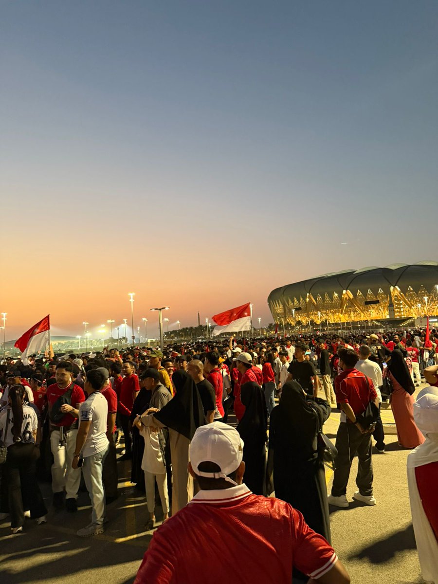 IniDenny_'s tweet photo. @idextratime Eti Eti ini kita di stadion Gate di acak sama panitia stadion, dari gate 3 dilempar ke gate 1.

Di gate 1 gadikasih kasih masuk, kursi di dalem udah jadi ngacak tidak sesuai nomor kursi. 

Diluar sudah ada beberapa yang pingsan https://t.co/CZqZhS0Wak