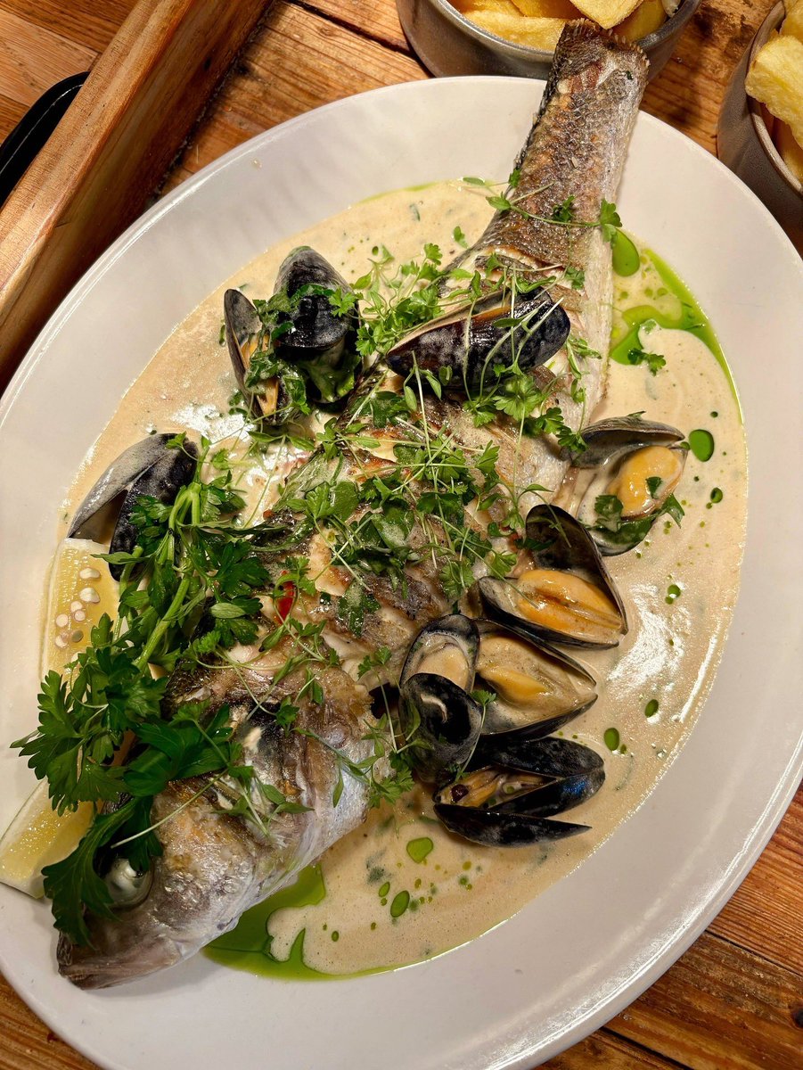 When you’re in the mood to share, you might find the likes of whole John Dory with sweet vine cherry tomatoes, rosemary and salsa verde or whole Dorset sea bass with mussels, chilli and white wine butter to tempt you…🎣✨

#fishandchips #thescallopshell #grilled #fishcooking