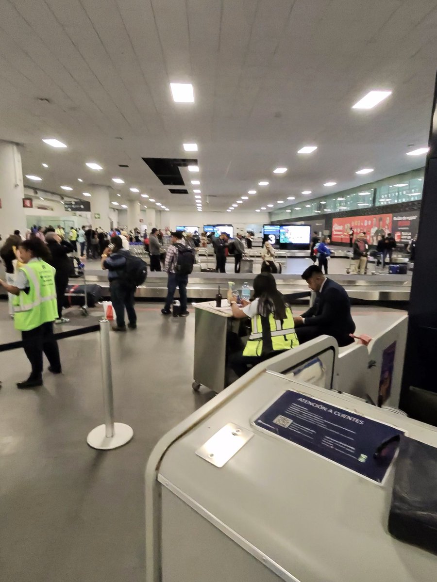 Por estar en otras cosas, no atienden al cliente que debería ser lo más importante !! <a href="/Aeromexico/">Aeroméxico</a>