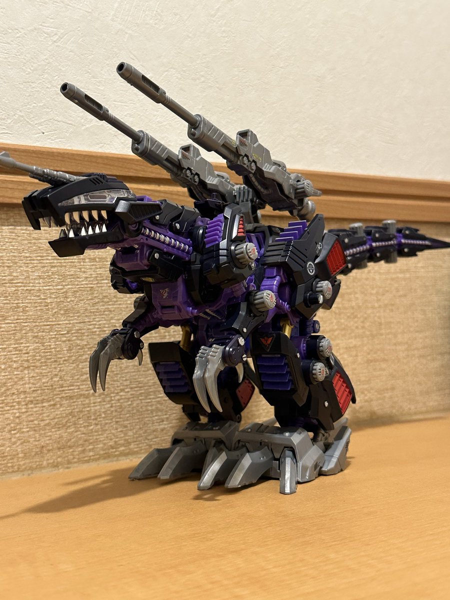 PARA_89314_'s tweet photo. AZ ジェノザウラー完成✨

キャップが緩くて
ストレスMAXだったので接着しちゃった😘
（後で回しが足りない��けに気づく…）

しかし、なんと
そのおかげで？
荷電粒子砲発射再現が可能に……？！

⚠️音量注意⚠️

 #ZOIDS 
 #プラモデル 
 #ジェノザウラー https://t.co/JfVSnvmorH