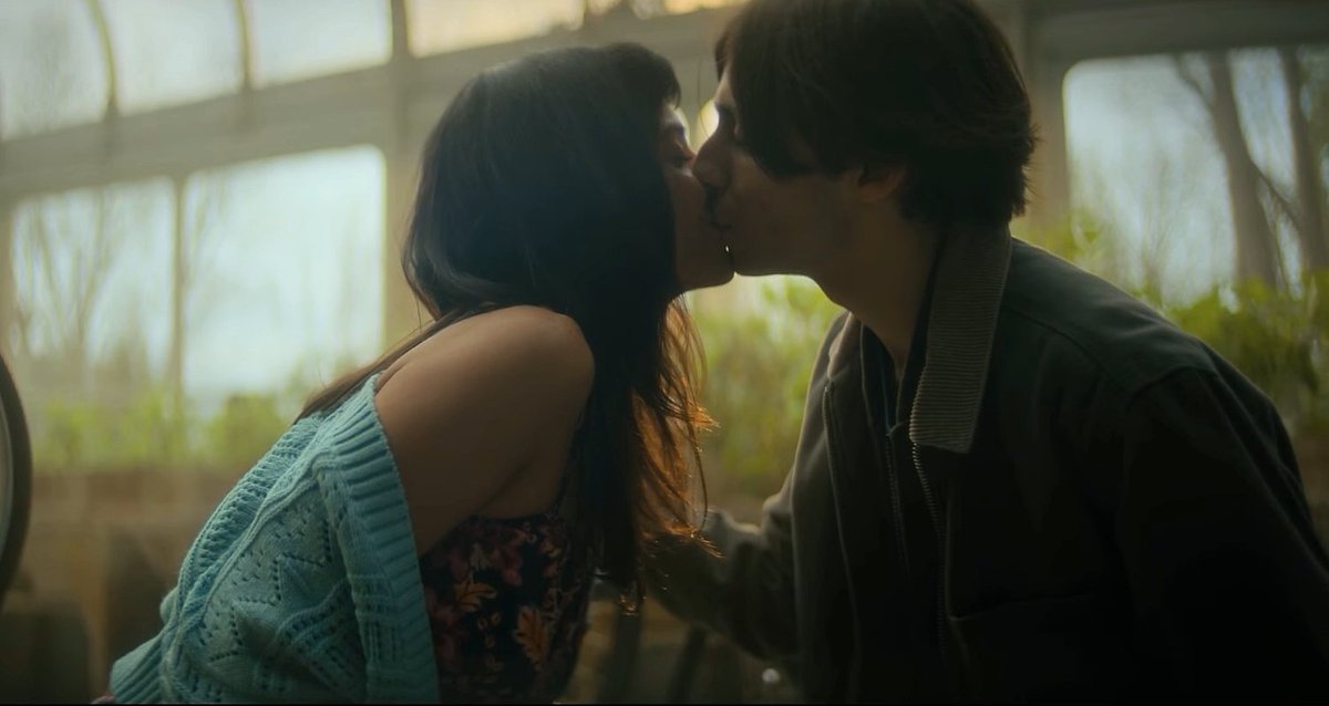 LikaStark52's tweet photo. In season 4 their characters and actors are adults and if they were disgusted and vile to play a love story, they could have simply abandoned it, but they didn't do it, so everything is fine
#UmbrellaAcademy #fivela #five #lilapitts #fivehargreeves #fivelila https://t.co/Ptw8kFhfiC