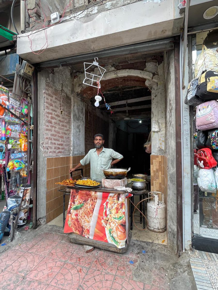 If you’re ever in Anarkali, Lahore, don’t forget to buy chips/pakore from this uncle located in main Anarkali Chowk. 
(He has restarted his work after going through months of health problems) 
Location: maps.app.goo.gl/GLP2iaM6qB7P4V…