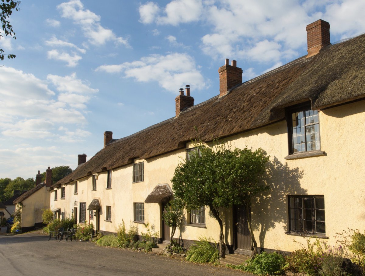 ✨ Stay in Honiton and explore East Devon! 🌿🌊

Perfectly placed between coast &amp; country, it's the ideal base for every adventure.

Whether it’s a day by the sea, a walk on the moors, or exploring nearby gems, Honiton makes it easy to see it all: bit.ly/4mTM5Ja