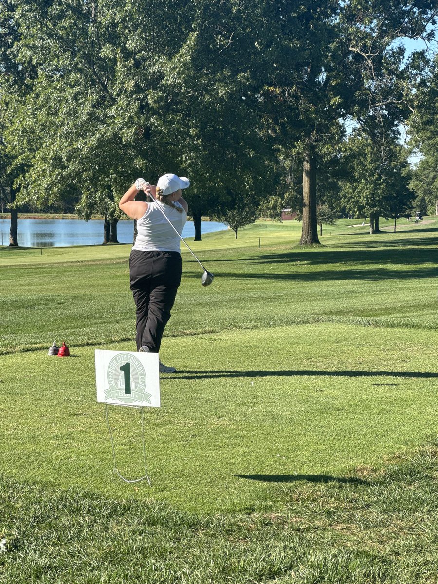 fzsgirlsgolf's tweet image. Natalie in good shape at 1. #letsgo #Districts