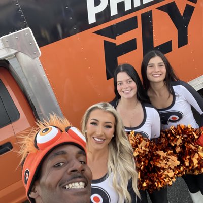 Yourmantflacko's tweet photo. Out in Philly Just Me and 3 women and we all watch hockey!! https://t.co/w6kMCeIXU7