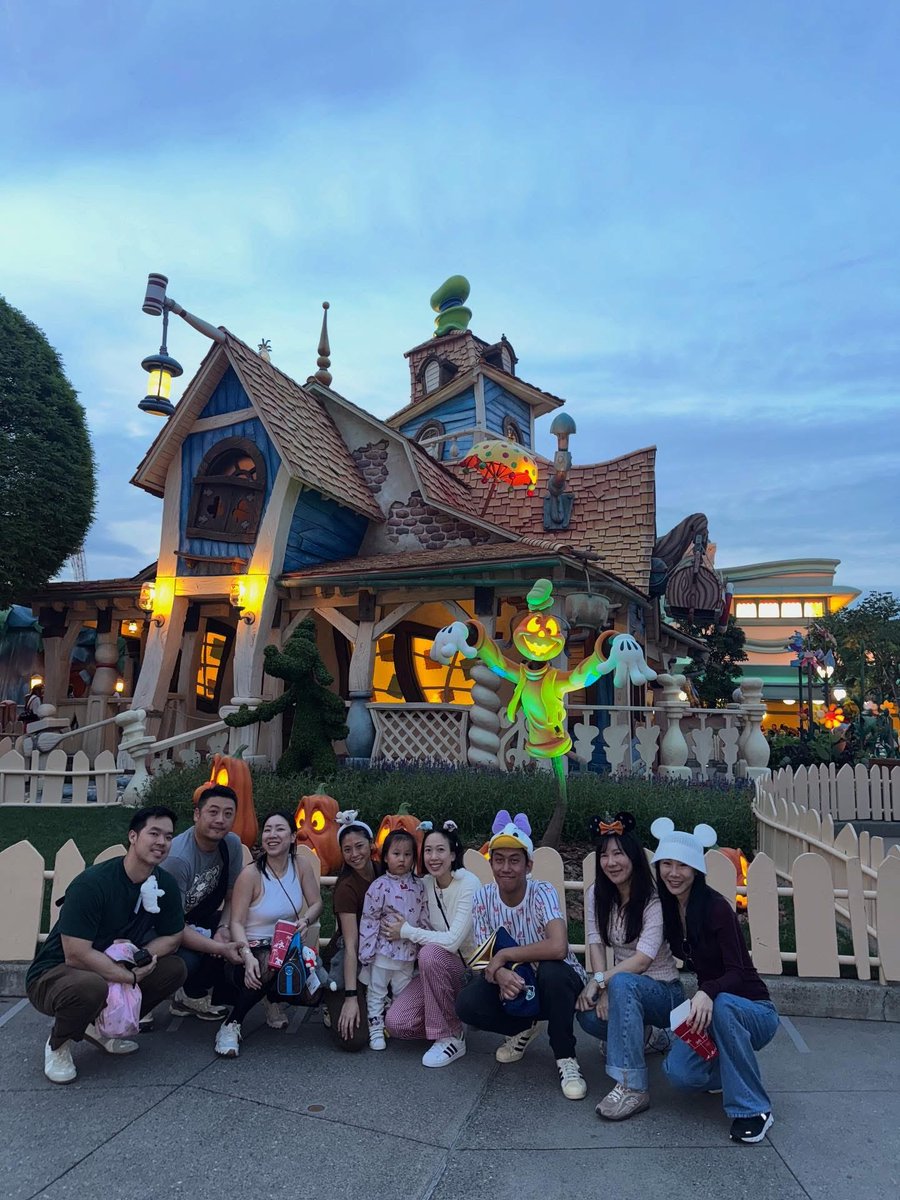 nateegetsunova's tweet image. Tokyo for //Halloween// Month. 🛝👻☕️🍔🎡🎃👟🦀🌳🍕🎮 #LL🍙 #tokyo #tokyodisneyland