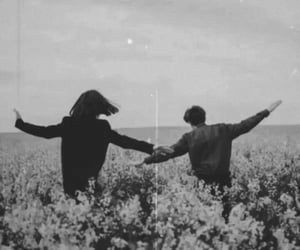 Das perfekte Paar ist das,dass wie beste Freunde miteinander spricht,sich wie Eheleute streitet, wie Kinder spielt und sich wie Bruder und Schwester beschützt.
Finde jemanden der deine Fehler,Irrtümer und Schwächen kennt und trotzdem denkt, dass du außergewöhnlich bist.