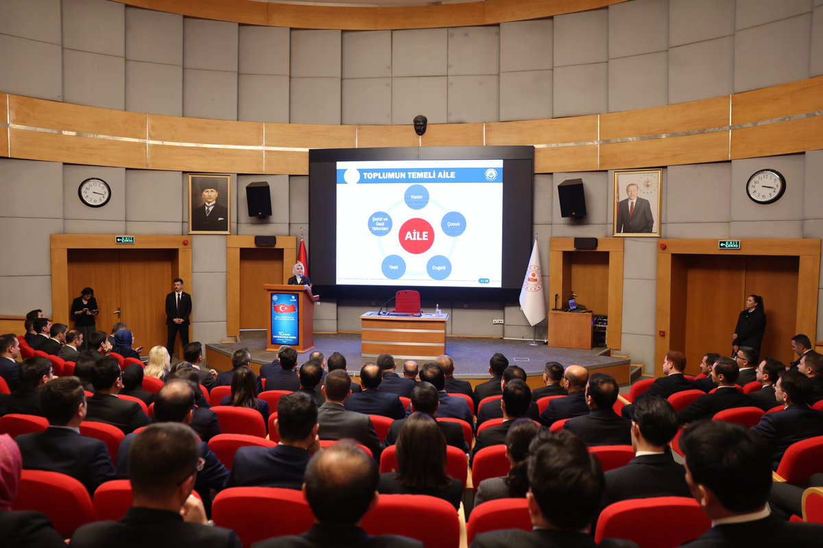 📍 Ankara | İçişleri Bakanlığı Eğitim Daire Başkanlığı

110. Dönem Kaymakamlık Kursu Eğitim Programı kapsamında düzenlenen “Tecrübe Paylaşımı” oturumunda; Aile ve Sosyal Hizmetler Bakanımız Sayın Mahinur Özdemir Göktaş, genç kaymakam adaylarımızla bir araya geldi.

Sayın