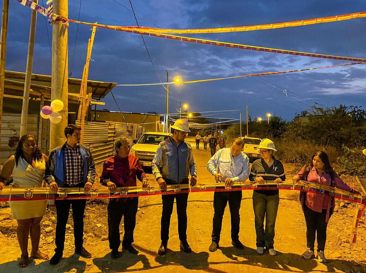 CNEL_EP's tweet photo. ✅ GUAYAS

Más de 150 habitantes del sector Barrio Nuevo Progreso 2, en la parroquia Juan Gómez Rendón, conocida como Progreso, se benefician con la nueva infraestructura eléctrica instalada por #CNELEP en el km 70 de la Vía a la Costa.

El administrador de la Unidad de Negocio Guayaquil, Raúl Intriago, junto a la líder de Alumbrado Público, Andrea Bastidas, y el equipo técnico, entregaron este proyecto a la comunidad, que ahora cuenta con mayor seguridad y visibilidad durante las noches.

La obra incluyó la instalación de 24 postes de hormigón, 24 luminarias, 4 transformadores y más de 1.000 metros de red eléctrica preensamblada.