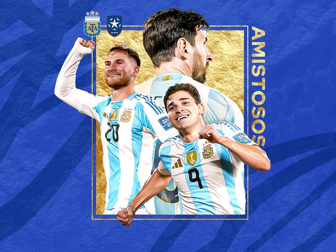 Imagen de collage con fondo azul que muestra a tres jugadores de fútbol de la selección argentina con camisetas a rayas blancas y celestes con el número 20, el número 9 y otro, posando dinámicamente con los brazos levantados en celebración, marco dorado alrededor de un jugador, elementos de la bandera argentina y estrellas visibles.