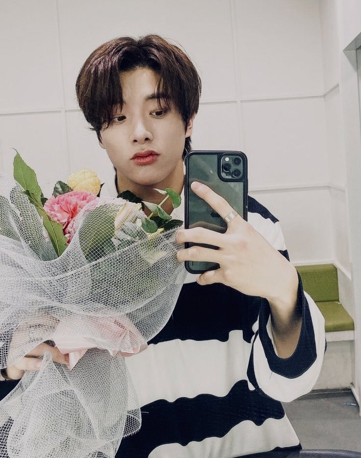 ༊࿐ u brought the heat back 
and my favorite flowers # 💐

#JAKE #ENSD #SIMJAEYUN 
#ENGENESelcaDay 
<a href="/ENHYPEN/">ENHYPEN OFFICIAL</a> <a href="/ENHYPEN_members/">ENHYPEN</a>