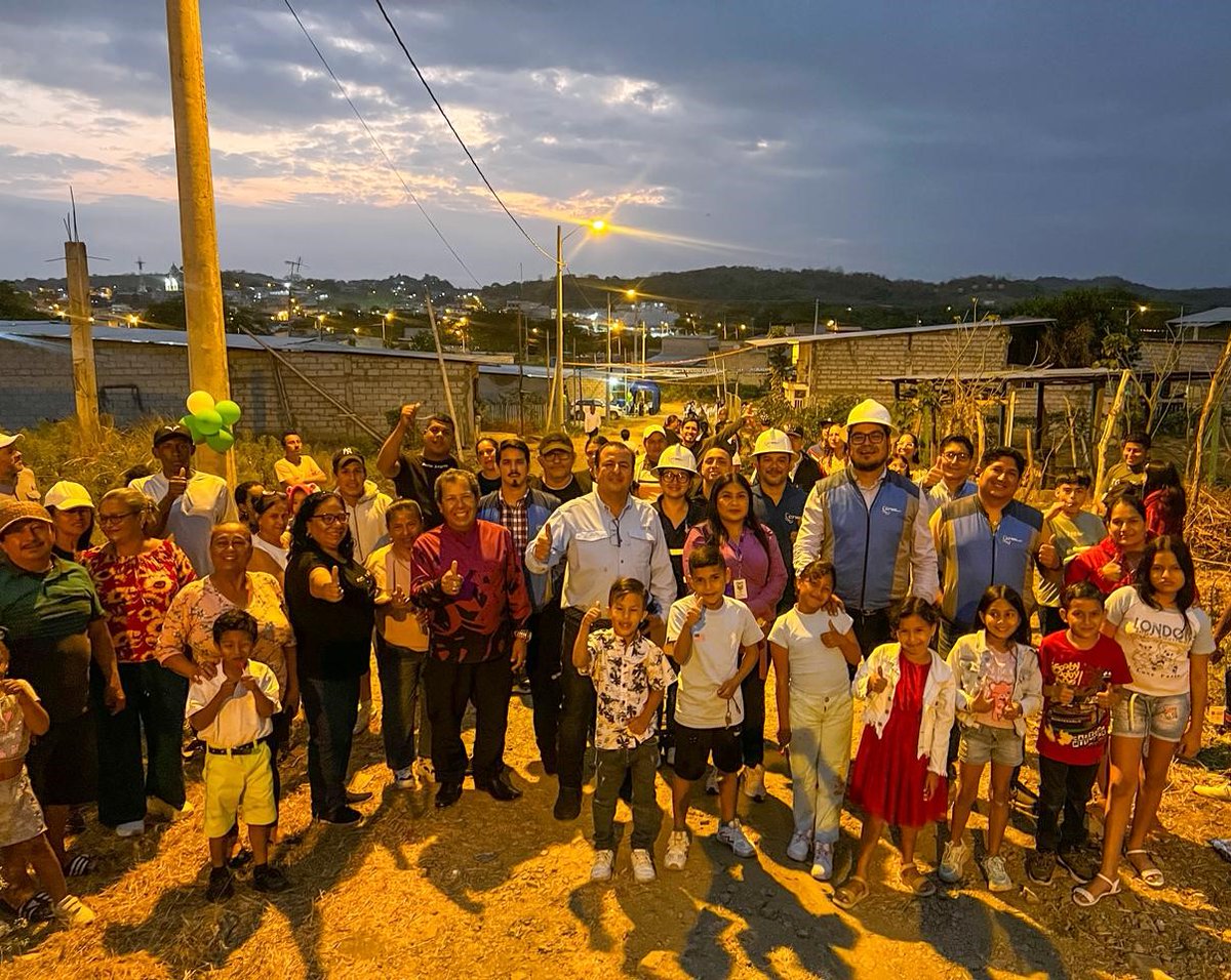 CNEL_EP's tweet photo. ✅ GUAYAS

Más de 150 habitantes del sector Barrio Nuevo Progreso 2, en la parroquia Juan Gómez Rendón, conocida como Progreso, se benefician con la nueva infraestructura eléctrica instalada por #CNELEP en el km 70 de la Vía a la Costa.

El administrador de la Unidad de Negocio Guayaquil, Raúl Intriago, junto a la líder de Alumbrado Público, Andrea Bastidas, y el equipo técnico, entregaron este proyecto a la comunidad, que ahora cuenta con mayor seguridad y visibilidad durante las noches.

La obra incluyó la instalación de 24 postes de hormigón, 24 luminarias, 4 transformadores y más de 1.000 metros de red eléctrica preensamblada.