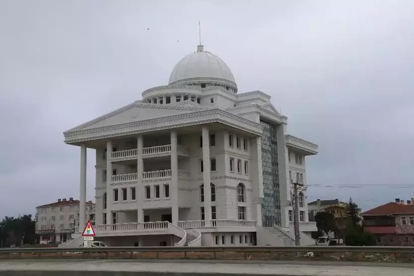 bu eylül başı yunan vilayetine giderken yolda marmara ereğlisi belediye binası dikkatimi çekmişti. Sabah mahmurluğuyla binayı idrak etmekte bir hayli zorlandım. 

Güzel de değil kötü de, sadece ilginç gelmişti. Hala öyle geliyor.