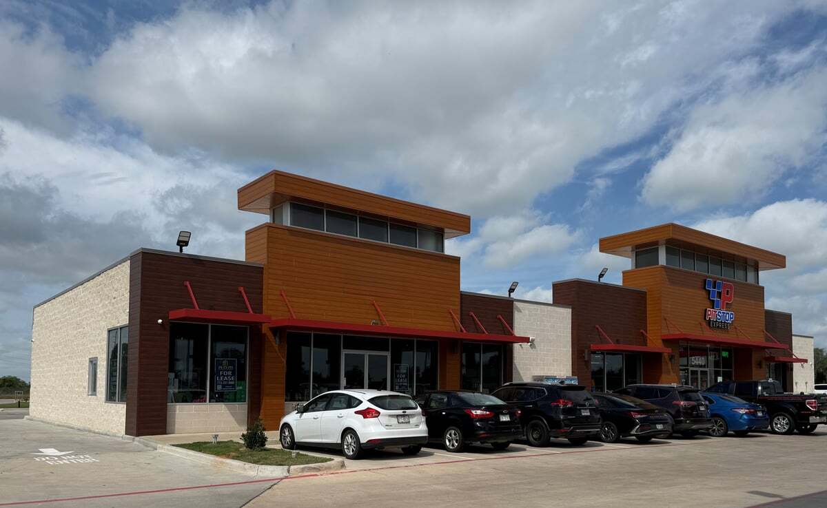 houston_cre's tweet image. 😊😊😊Endcap Retail with Pickup Window Available in Brookshire, TX hubs.la/Q03MGD3v0
#Retail #Endcap #PickupWindow @Colliers_HOU