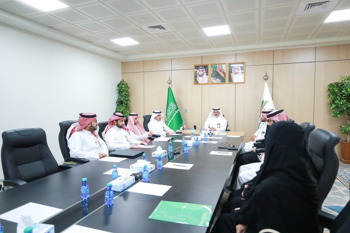 ShaqraUni's tweet photo. رئيس #جامعة_شقراء د. علي بن محمد السيف يتسلم التقرير السنوي للمجلس العلمي بالجامعة عن العام الجامعي 1446هـ، ويكرم أمانة المجلس، بحضور وكلاء الجامعة. https://t.co/zSAdtX2Jhp