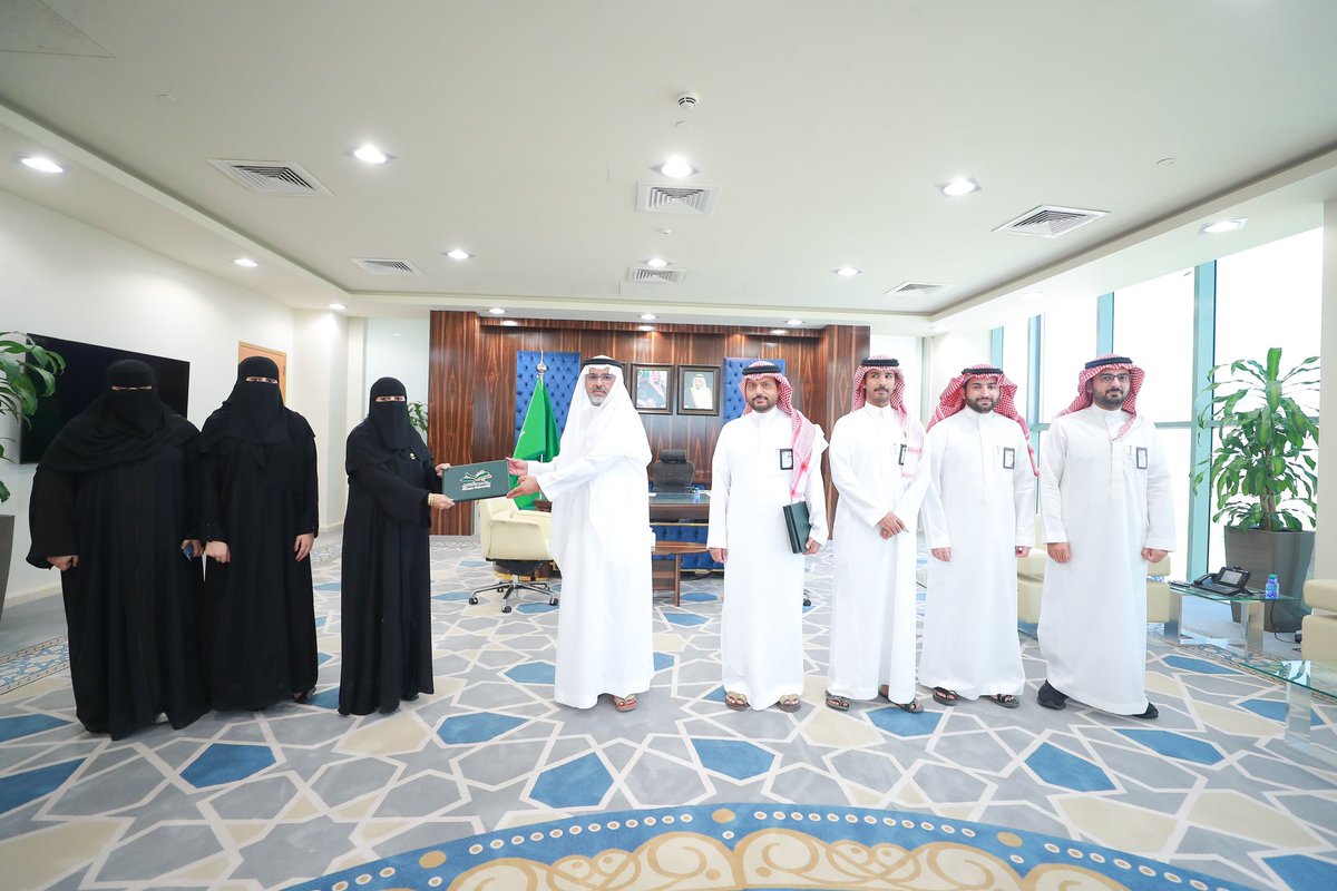 ShaqraUni's tweet photo. رئيس #جامعة_شقراء د. علي بن محمد السيف يتسلم التقرير السنوي للمجلس العلمي بالجامعة عن العام الجامعي 1446هـ، ويكرم أمانة المجلس، بحضور وكلاء الجامعة. https://t.co/zSAdtX2Jhp