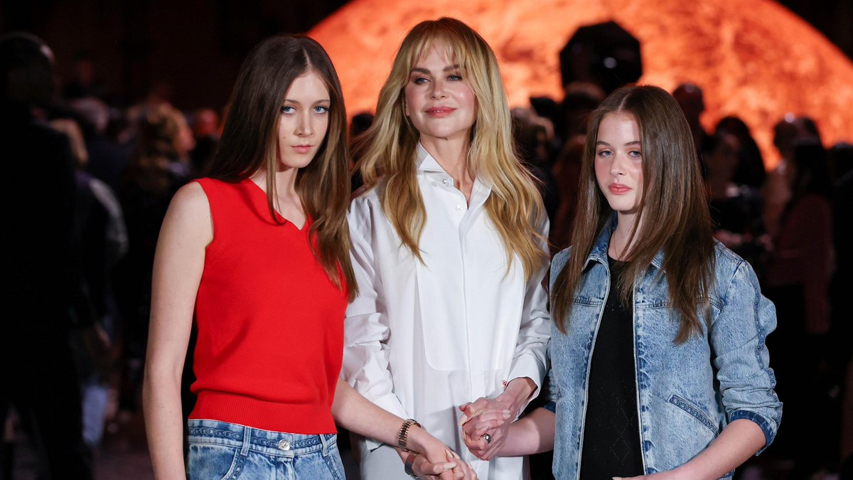 OngoingNowX's tweet image. Paris Fashion Week celebrity buzz is electric! Stars spark 90s streetwear &amp;amp; AI meme mania. What’s your vibe? ongoingnow24.com/paris-fashion-… #OngoingNow24 #FashionTrends #Streetwear #AIHype #WellnessVibes