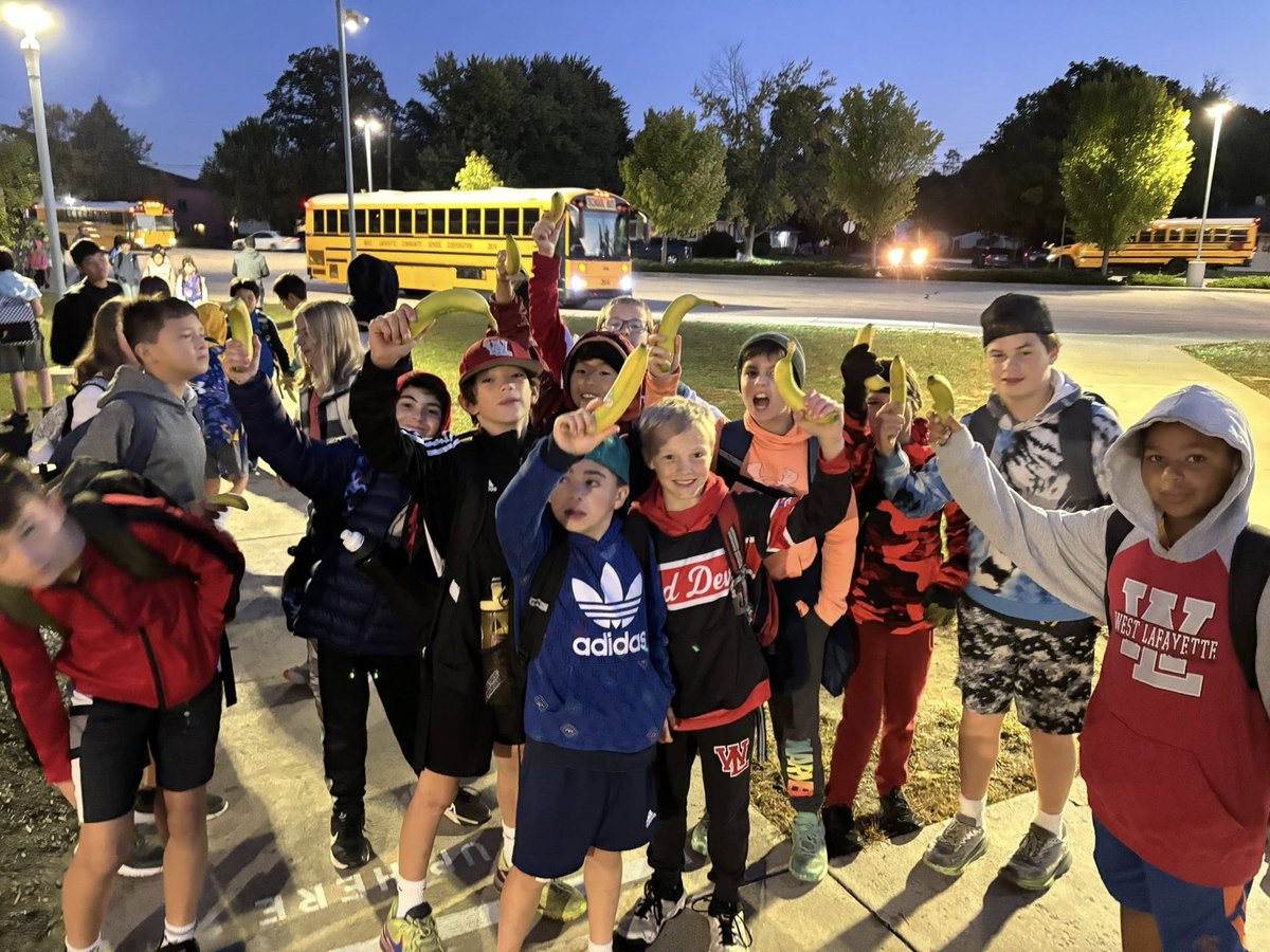 wlcscrdp's tweet image. West Lafayette Intermediate School students kicked off National Walk to School Day with smiles and bananas! 🍌 Huge thanks to the Parent Council and Walmart for making it happen!