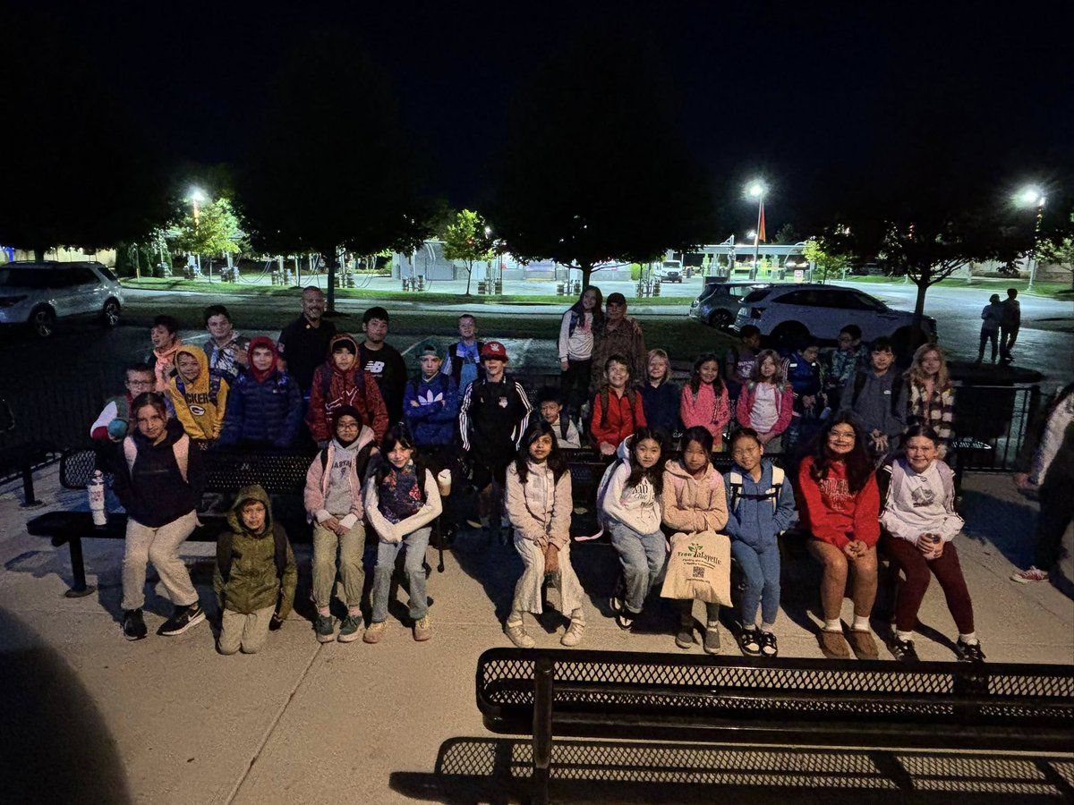 wlcscrdp's tweet image. West Lafayette Intermediate School students kicked off National Walk to School Day with smiles and bananas! 🍌 Huge thanks to the Parent Council and Walmart for making it happen!