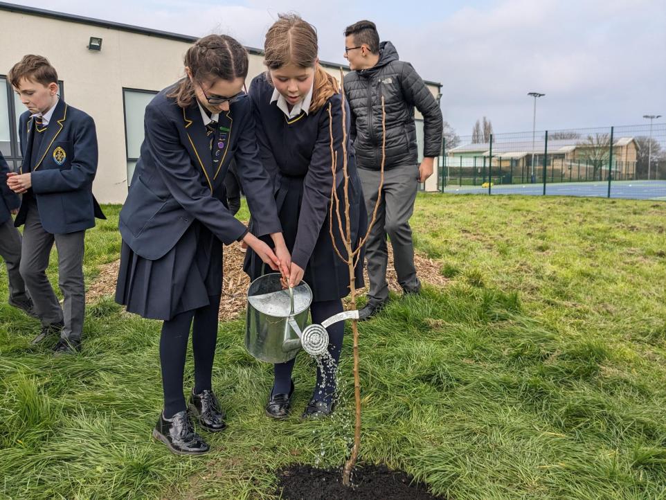 🍏Veolia Orchard is expanding to include applications from community organisations, such as colleges and churches!

Apply for a chance to receive a free orchard from <a href="/VeoliaUK/">Veolia UK</a> next spring, just in time for summer 🍓

⏰ Deadline: 8 November
📝 Apply now: veolia.co.uk/veolia-orchard