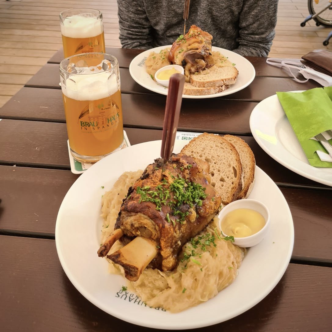 Es ist eigentlich ganz einfach mit der Integration. Wer denkt, dass Bier oder Schweinshaxe schlimmer sind, als ein neunjähriges Kind zu heiraten, hat hier nichts verloren und gehört abgeschoben.