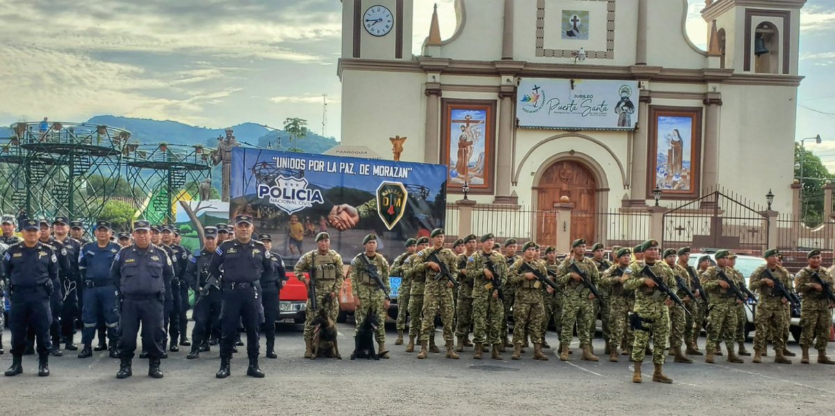 PNCSV's tweet photo. Nuestros policías en conjunto con la @FUERZARMADASV están en todo el territorio nacional:

📍Santa Ana

📍Cuscatlán

📍Morazán

Previo a su despliegue reciben las indicaciones que permitirán una mejor ejecución del #PlanControlTerritorial para proteger a la población. https://t.co/LmWv8R2NfF