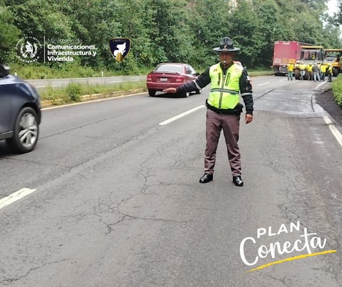 Primera imagen muestra un oficial de Provial con chaleco reflectante amarillo y pantalones cafÃ©s dirigiendo el trÃ¡fico en una carretera con vehÃ­culos detenidos, incluyendo un auto negro y uno rojo, maquinaria amarilla al fondo, Ã¡rboles verdes y logos de Comunicaciones Infraestructura y Vivienda en la esquina superior izquierda. Segunda imagen presenta un rodillo compactador amarillo de Liebherr operando en una carretera curva con niebla, un trabajador con casco amarillo cerca, un auto blanco estacionado y conos naranjas, rodeado de vegetaciÃ³n y logos similares en la esquina superior izquierda.
