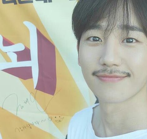 과사보면 수염도 생소하지만
초창기 정해인 싸인이 달랐다는걸 이제 앎,,