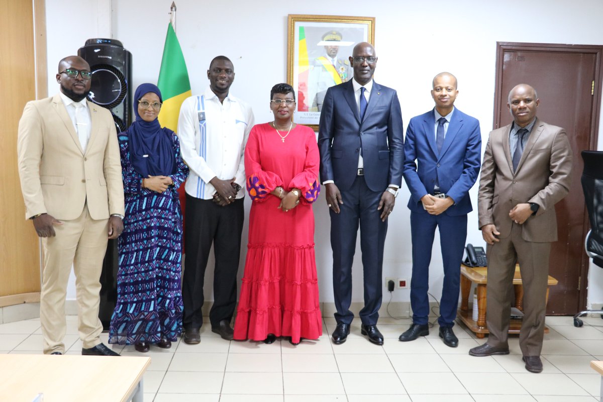 Visite de travail de la Représentante Résidente d’ONU Femmes au #Mali chez le Vérificateur Général. De futurs partenariats en vue dans le cadre du renforcement de la prise en compte du #genre dans le travail de vérification.
#BVGMali