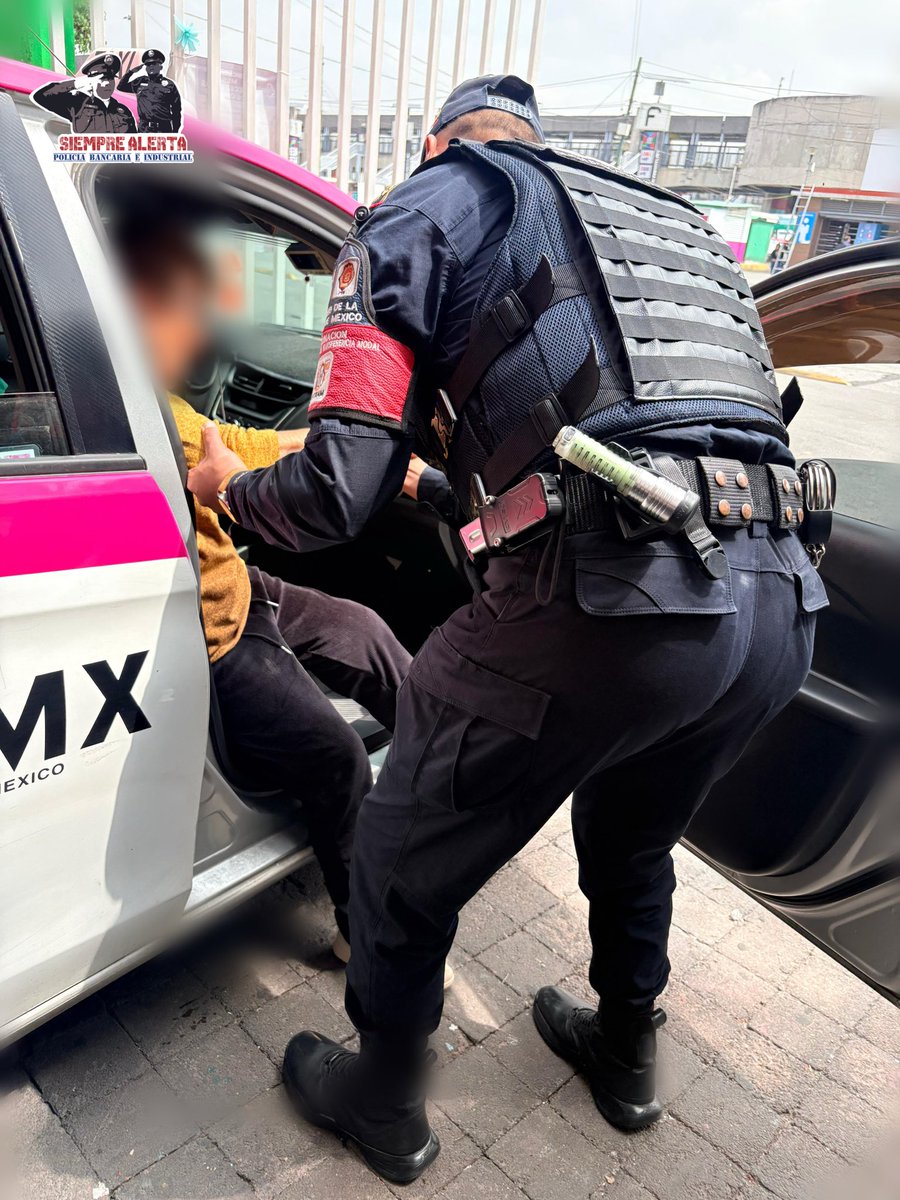 ElSiempreAlerta's tweet image. 👮‍♀️ En el CETRAM Pantitlán, compañeros de #PBI brindaron el apoyo ciudadano a una adulta mayor que presentaba malestar por una fractura en el fémur.
✅ Se le asistió con su medicamento y se facilitó su traslado seguro para llegar a su destino.
#SeguridadCiudadana #ApoyoCiudadano