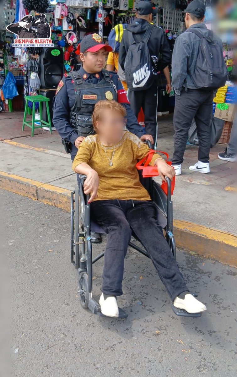 ElSiempreAlerta's tweet image. 👮‍♀️ En el CETRAM Pantitlán, compañeros de #PBI brindaron el apoyo ciudadano a una adulta mayor que presentaba malestar por una fractura en el fémur.
✅ Se le asistió con su medicamento y se facilitó su traslado seguro para llegar a su destino.
#SeguridadCiudadana #ApoyoCiudadano