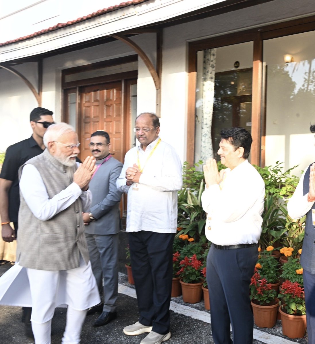 manoj_kotak's tweet image. Had the honour of welcoming Hon’ble Prime Minister Shri @narendramodi Ji at Raj Bhavan, Mumbai.
Grateful for his words of appreciation and constant guidance that inspire me to work with greater dedication towards the progress of Maharashtra and our nation. 🇮🇳
आज राजभवन, मुंबई…