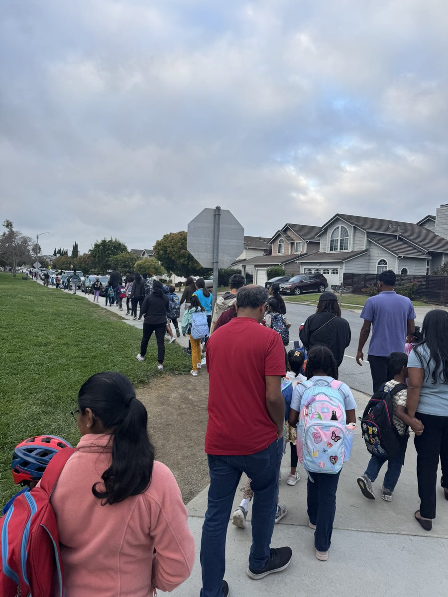 FpesWolverines's tweet photo. Walk and roll to school day!
Great way to start the day https://t.co/z5I21QXzMD
