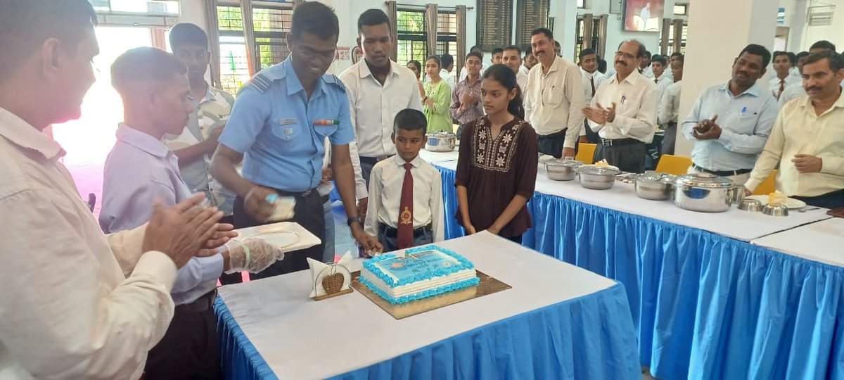 SSAPOfficial's tweet photo. #SainikSchoolAmbikapur celebrated courage, honour, and the blue sky spirit✈️Sqn Ldr James Nair addressed cadets on the significance of #AirForceDay followed by a special lunch to mark the 93rd anniversary of the IAF. 🇮🇳#SainikSchoolsSociety https://t.co/hE0KRzpQj9