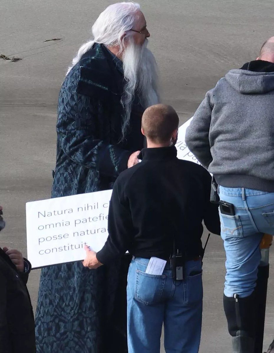 🔮✨Primer vistazo mágico: John Lithgow como Albus Dumbledore en la nueva serie de Harry Potter.
El actor fue visto en el set interpretando al icónico mago en esta esperada adaptación televisiva. ✨

👉 ¿Qué te parecen estas primeras imágenes?