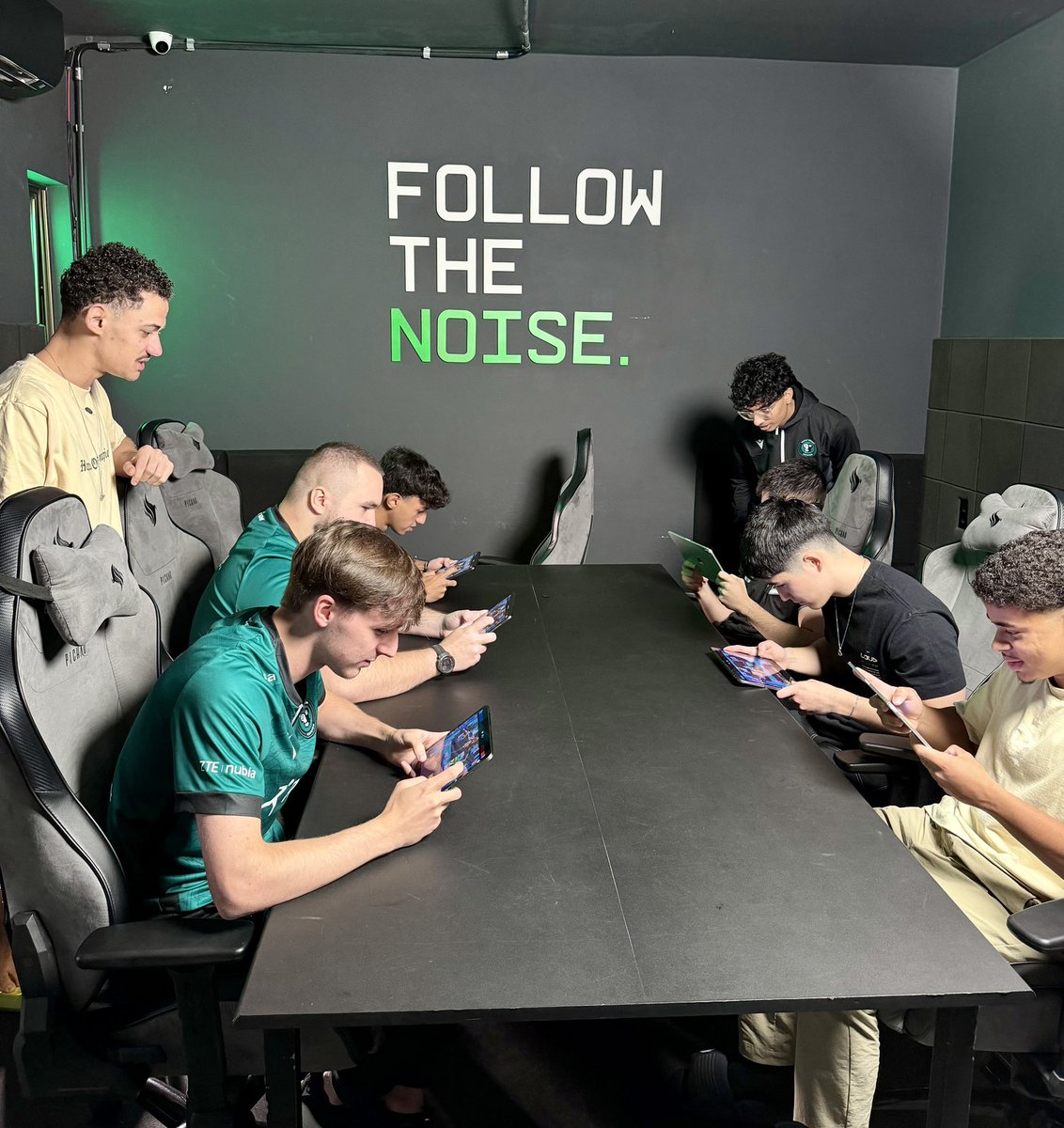 Followed the noise and ended up with these guys 👀 <a href="/LOUDgg/">LOUD 🇧🇷</a>